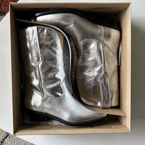 NWB Steve Madden ‘Rumer’ silver cowboy boots